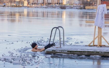 Vis daugiau žmonių neria į šaltą vandenį: gydytojai paaiškino, kada tai naudinga, o kada pavojinga