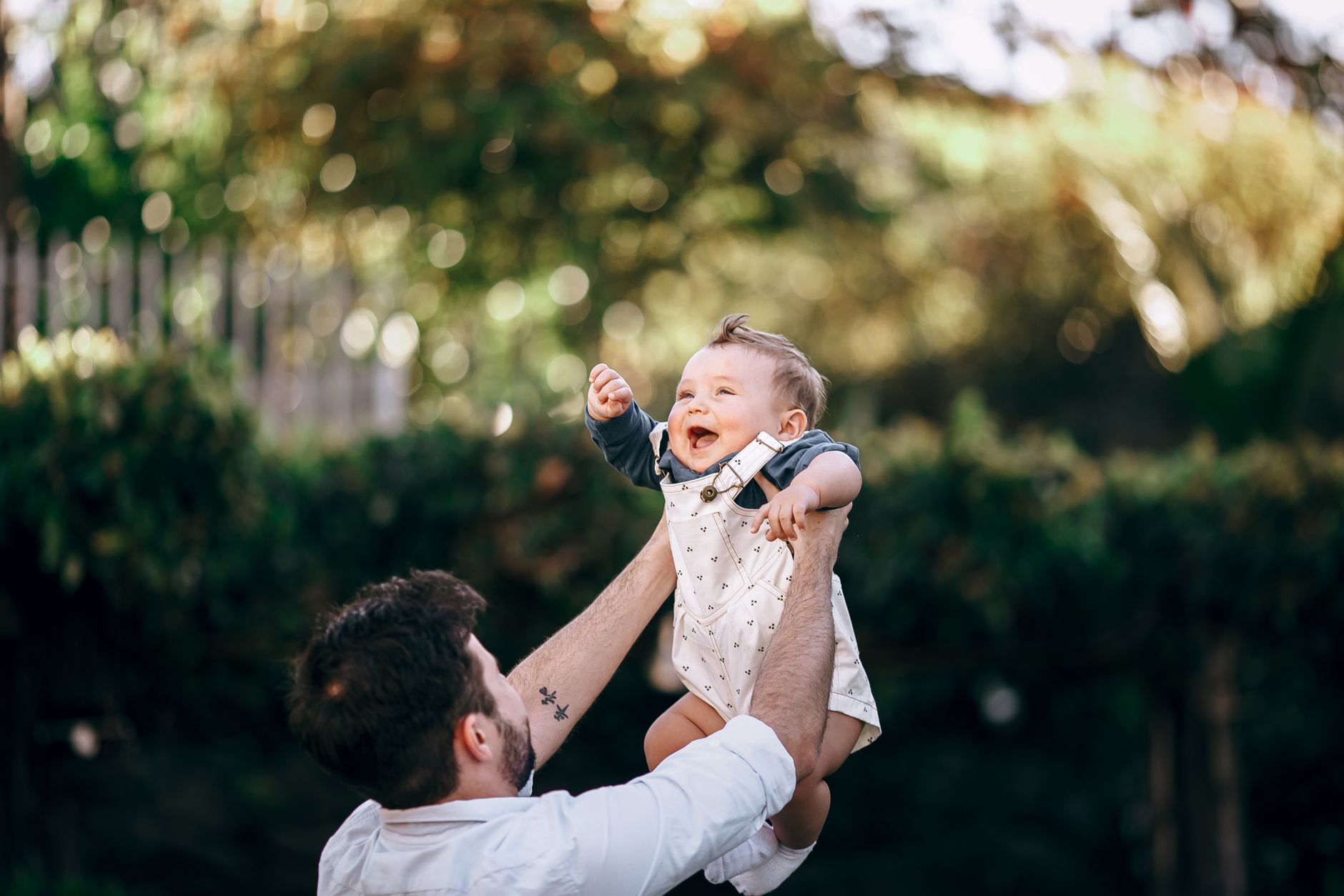 Kūdikis ir tėvai žaidžia. Pexels nuotr