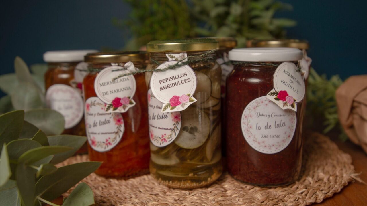 Agurkai, paprika ir svogūnai: paprastas receptas, kuris įprastus sumuštinius pakeis neatpažįstamai