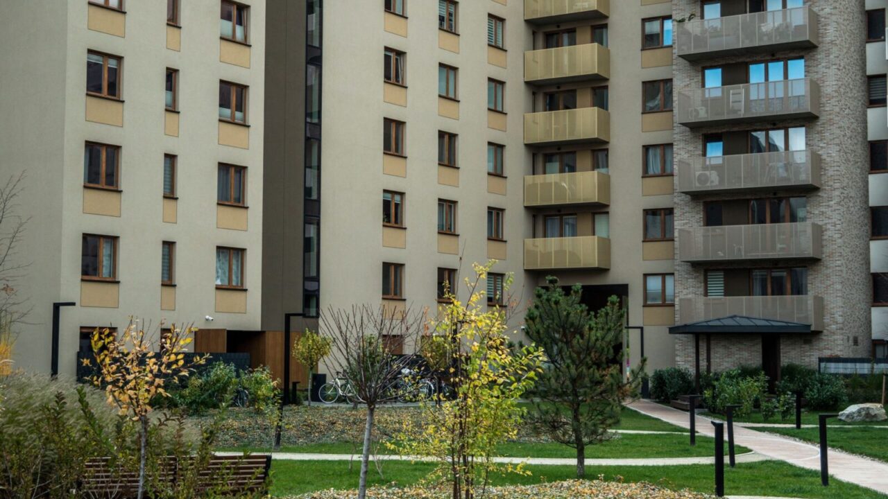 Manote, kad sofą vis tiek išveš? Palikus ją prie konteinerio gali laukti nemalonumai