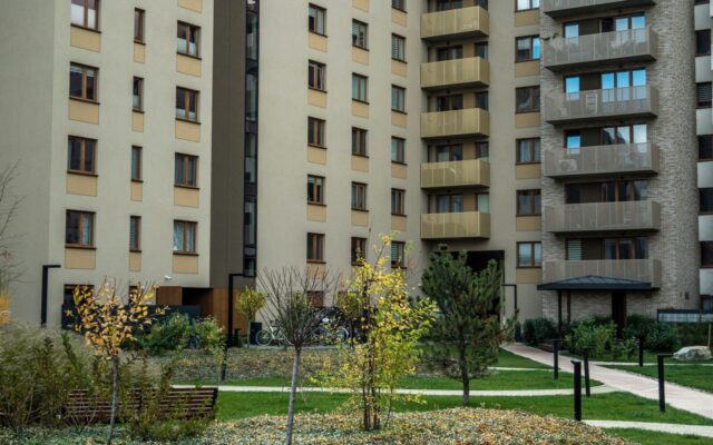 Manote, kad sofą vis tiek išveš? Palikus ją prie konteinerio gali laukti nemalonumai