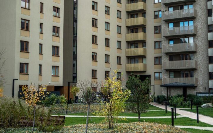 Manote, kad sofą vis tiek išveš? Palikus ją prie konteinerio gali laukti nemalonumai