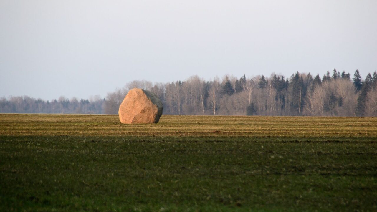 Lankėte Puntuko akmenį? Štai ko apie garsųjį Lietuvos milžiną daugelis turistų nė nenutuokia
