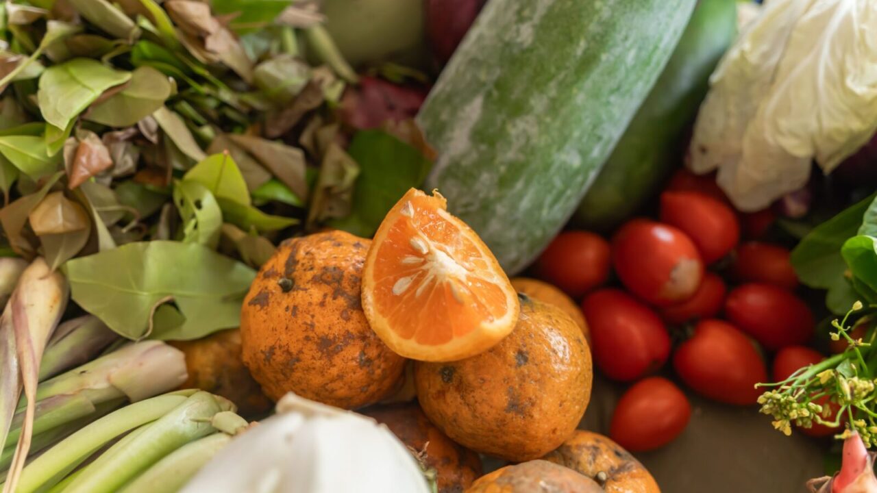 Šeimos kasmet taip gali išmesti maisto už 1,5 tūkst. eurų: keli įpročiai padėtų tai pakeisti