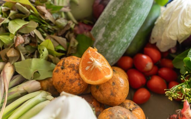 Šeimos kasmet taip gali išmesti maisto už 1,5 tūkst. eurų: keli įpročiai padėtų tai pakeisti
