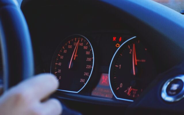 Vairavimo stažas dar nieko negarantuoja: štai kokius įpročius turi patys saugiausi vairuotojai