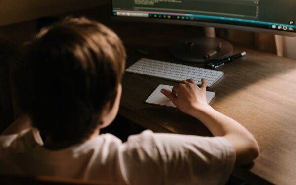 Pavojingas tinklas medžioja vaikus internete: iš pradžių apsimeta draugais, vėliau prasideda šantažas