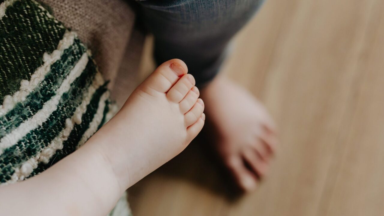 Basakojų batai užkariavo tėvų dėmesį: specialistai įspėja, kada jie gali pakenkti
