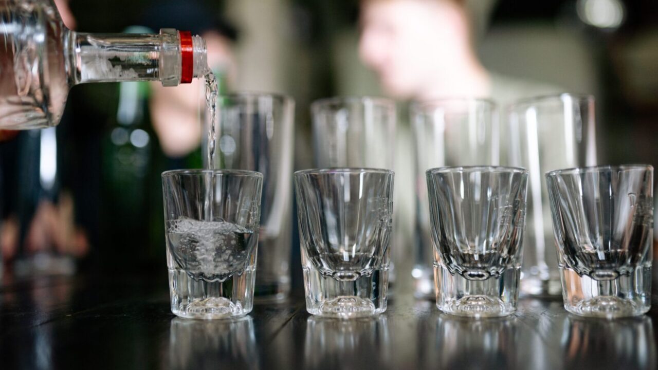 Neurologas nustatė svarbią amžiaus ribą: įvardijo, kada alkoholio vertėtų atsisakyti visiškai