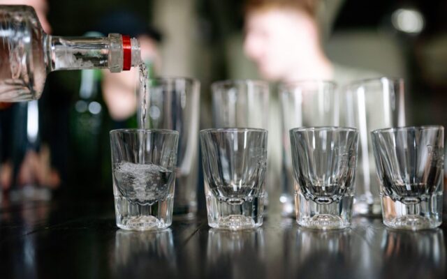 Neurologas nustatė svarbią amžiaus ribą: įvardijo, kada alkoholio vertėtų atsisakyti visiškai