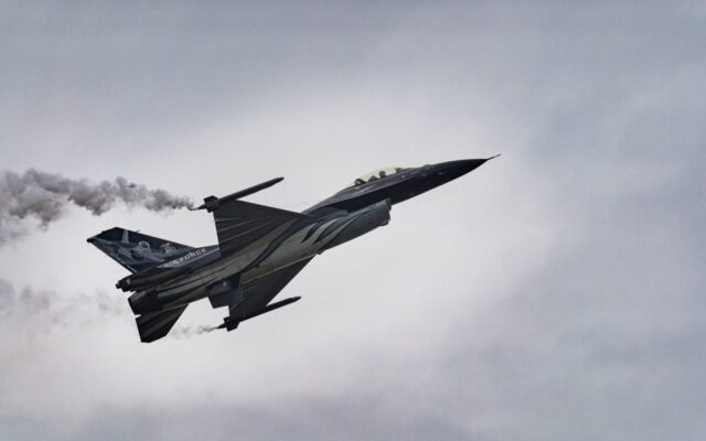 Sprogmenų prikrautas objektas pasirodė prie šimtų žmonių darbo vietos: teko įsikišti F-16