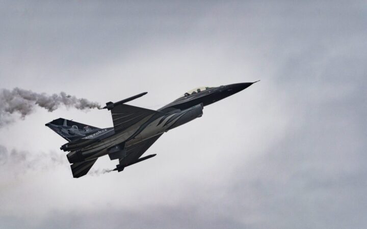Sprogmenų prikrautas objektas pasirodė prie šimtų žmonių darbo vietos: teko įsikišti F-16