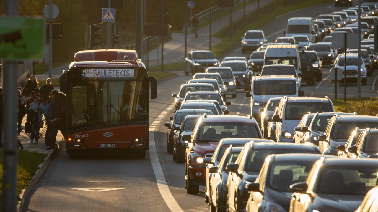 Socialdemokratai vilioja vairuotojus iš automobilių: keleiviams keturis mėnesius bilietų nereikėtų