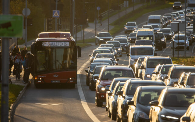 Socialdemokratai vilioja vairuotojus iš automobilių: keleiviams keturis mėnesius bilietų nereikėtų