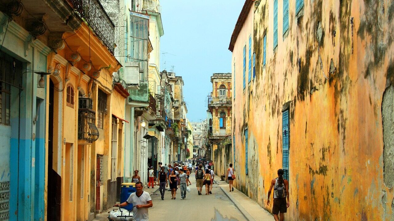 Havana skęsta tamsoje ir tyloje: iš kadaise gyvybingo miesto traukiasi žmonės ir turistai