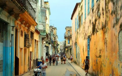 Havana skęsta tamsoje ir tyloje: iš kadaise gyvybingo miesto traukiasi žmonės ir turistai