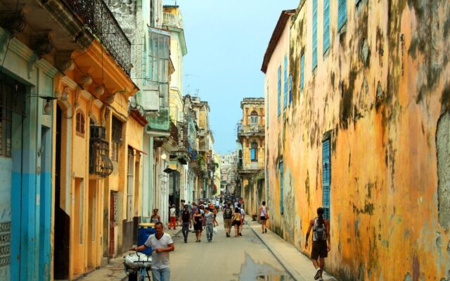 Havana skęsta tamsoje ir tyloje: iš kadaise gyvybingo miesto traukiasi žmonės ir turistai
