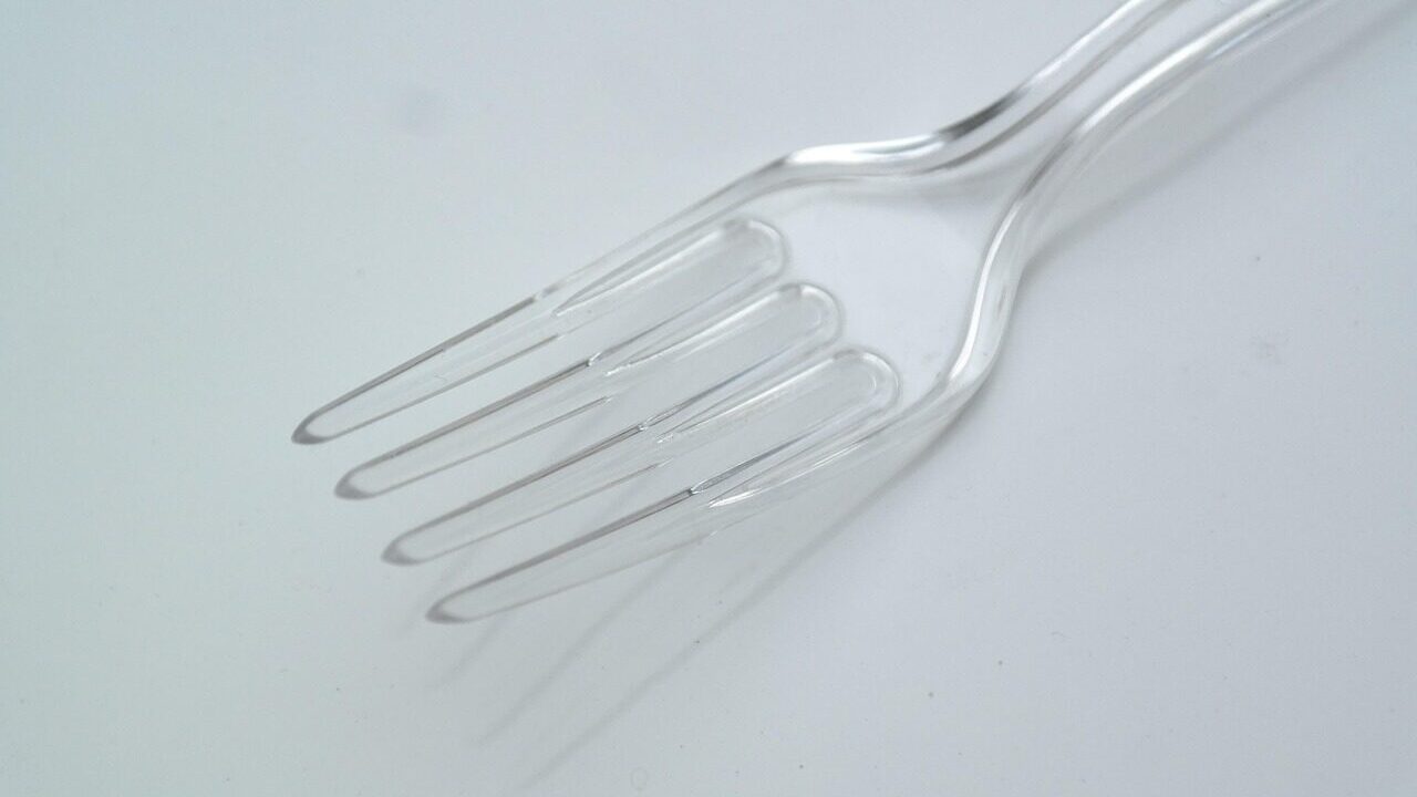 Atrodo keistai, bet turi paskirtį: sužinokite, kodėl daržuose atsiranda plastikinės šakutės