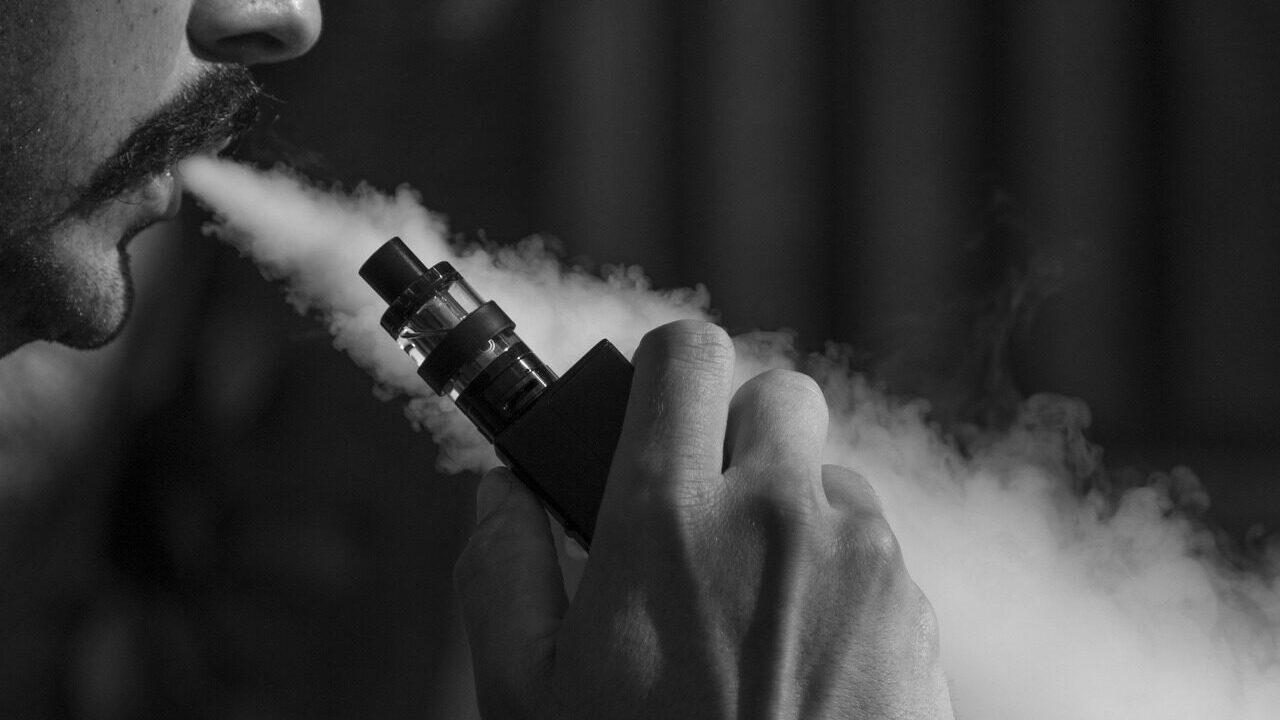 Garinate elektronines cigaretes? Mokslininkai įspėja apie poveikį, kuris gali išryškėti tik po daugelio metų