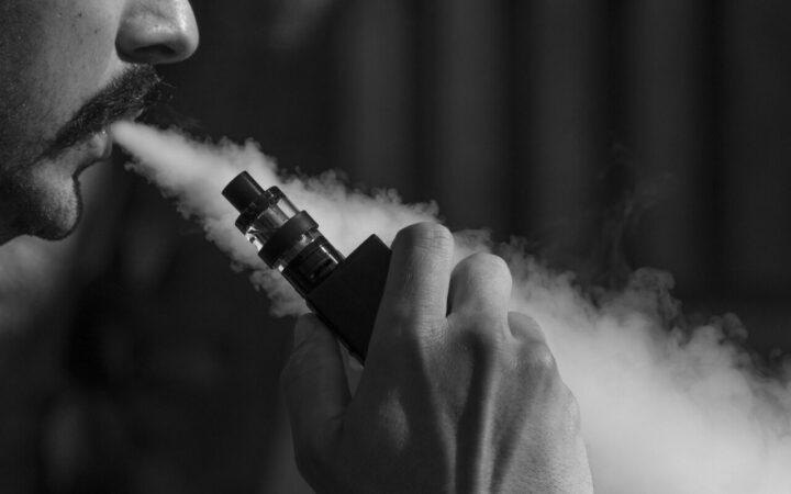 Garinate elektronines cigaretes? Mokslininkai įspėja apie poveikį, kuris gali išryškėti tik po daugelio metų