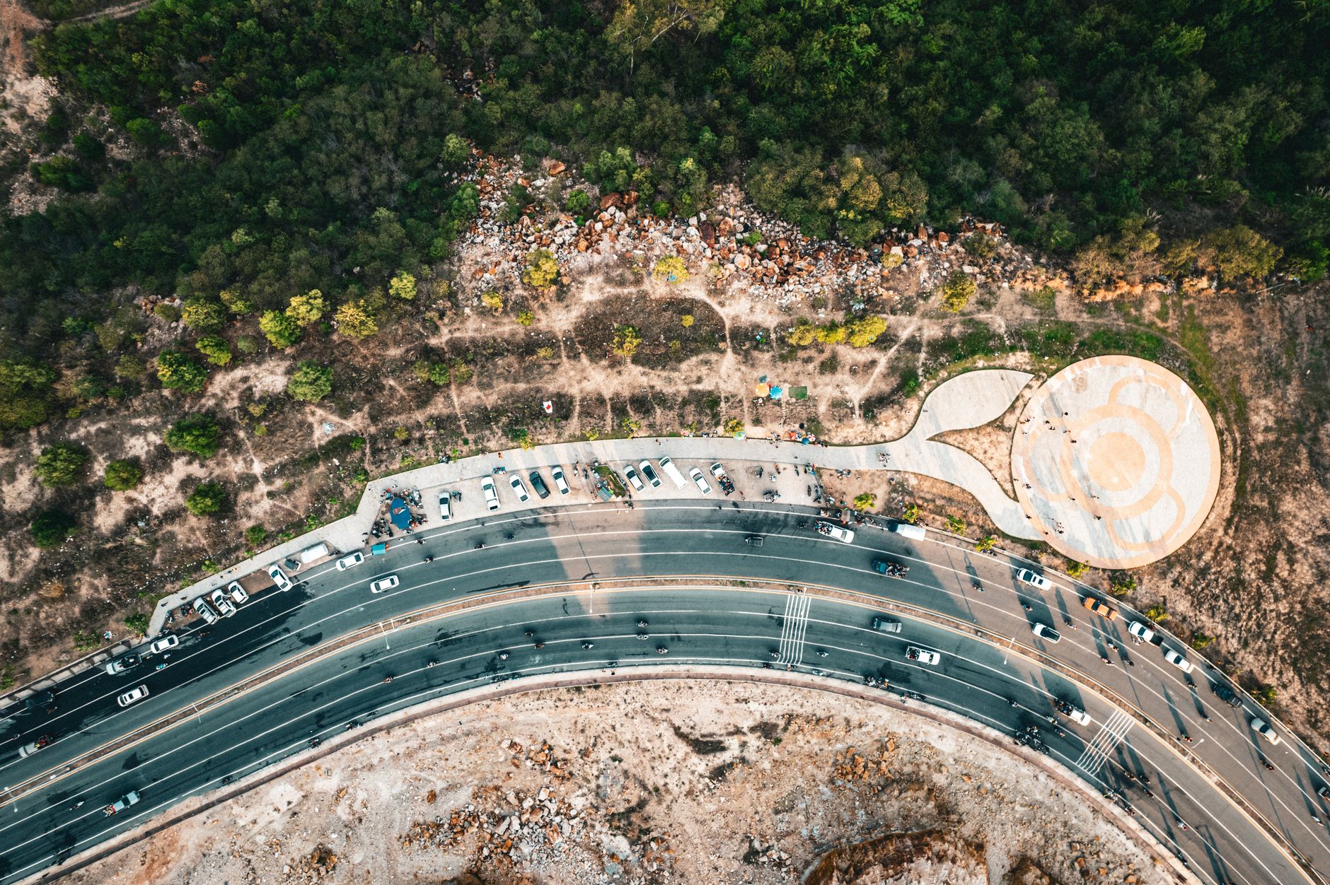 Stovėjimas kelių juostų žiedinėse sankryžose: kaip pasirinkti juostą ir elgtis tarp kitų vairuotojų