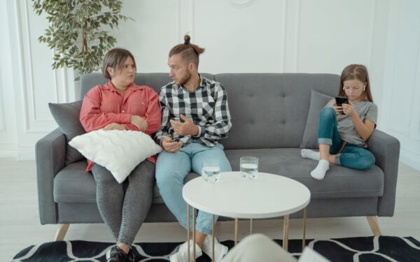 Telefonas vaikų rankose: kaip nustatyti ribas, kad įrenginys padėtų, o ne kenktų kasdienybei
