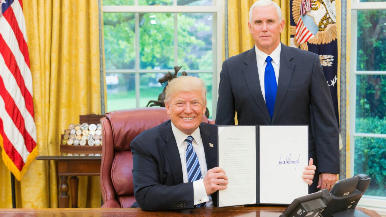 Trumpo įrašus kai kas gali pamatyti anksčiau: kelių minučių pranašumas kainuoja iki 92 tūkst. eurų