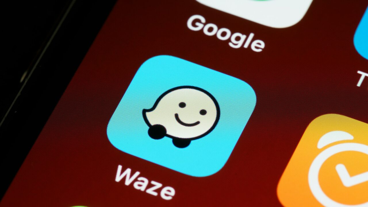 „Waze“ naudojantiems vairuotojams – svarbus perspėjimas: už šią funkciją gresia bauda