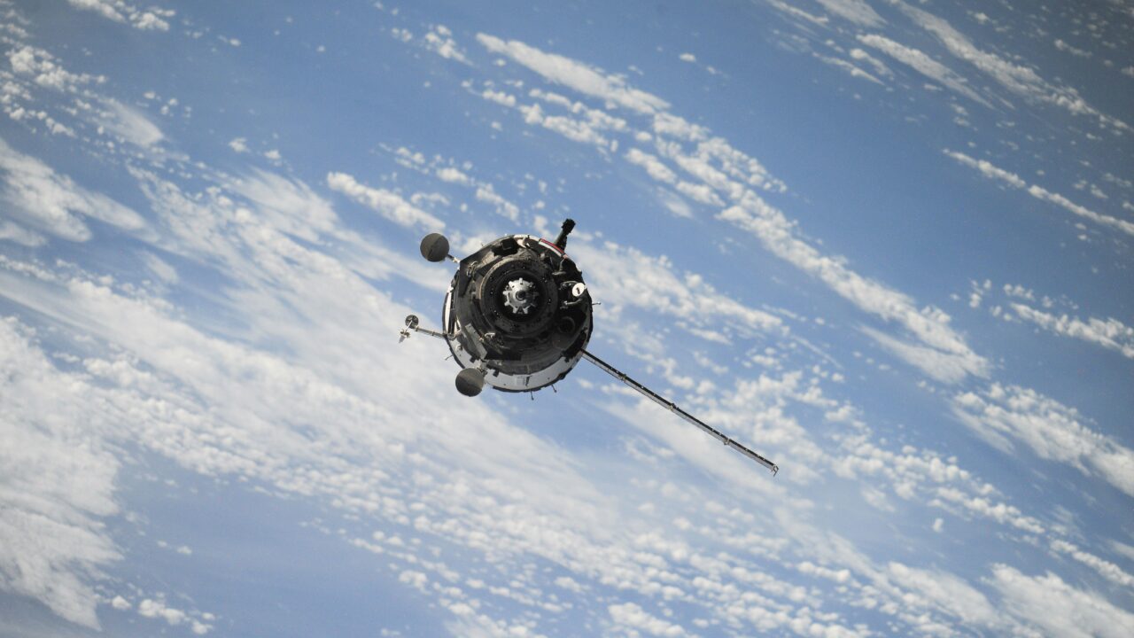 „SpaceX“ užsimojo į kosmosą paleisti iki milijono palydovų: naktinis dangus gali pasikeisti visiems laikams