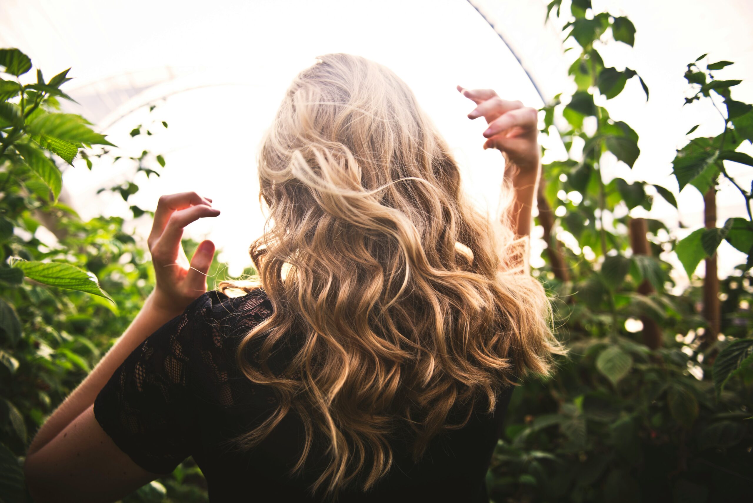 Ilgi plaukai. Unsplash nuotr
