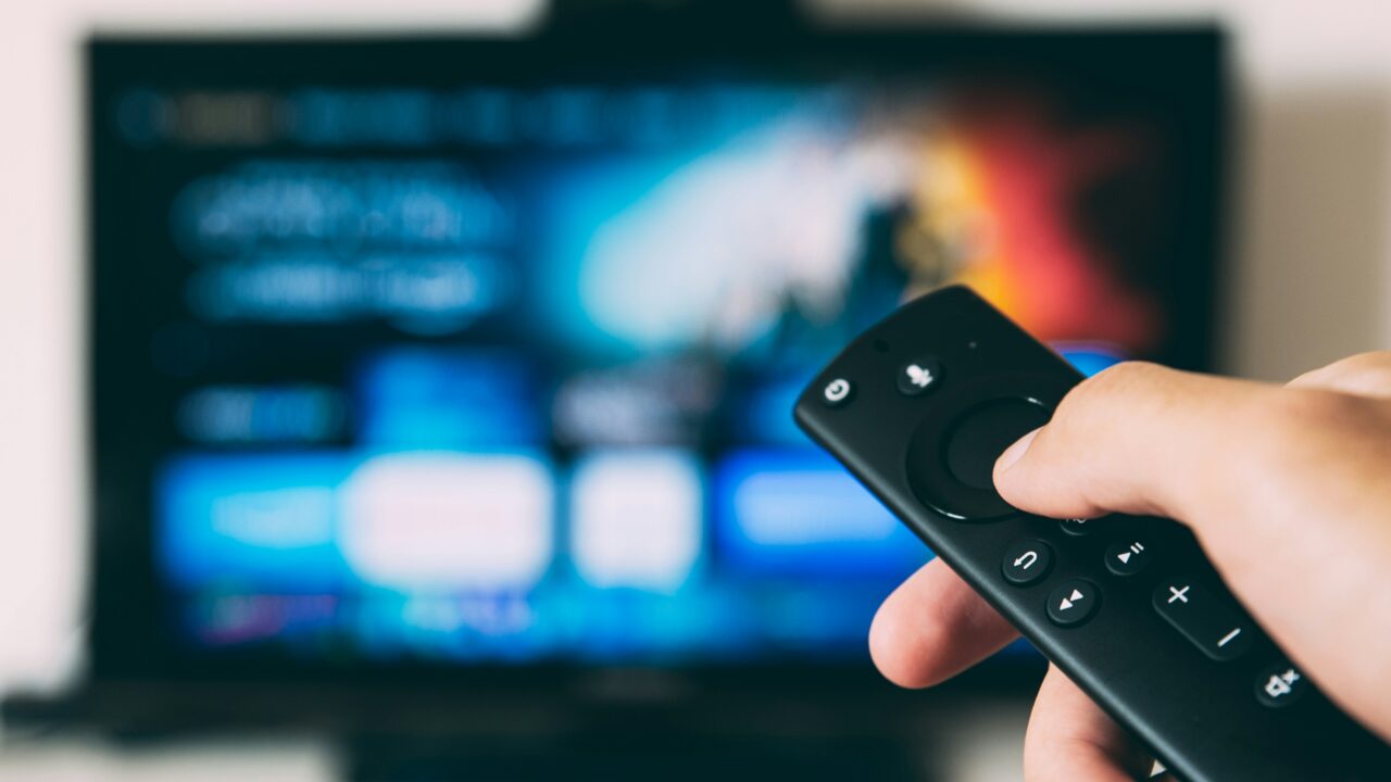 Planuojate pirkti naują televizorių? Ekspertai paaiškino, kada tai tiesiog pinigų švaistymas