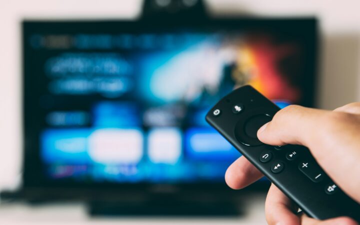 Planuojate pirkti naują televizorių? Ekspertai paaiškino, kada tai tiesiog pinigų švaistymas