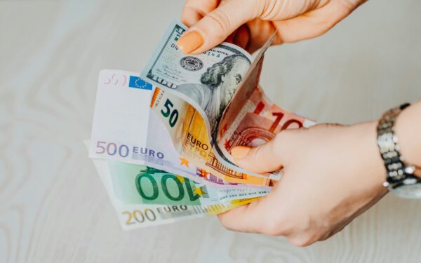 Netikėtas milijonierių prašymas valdžiai: siūlo įvesti naują mokestį turtingiesiems