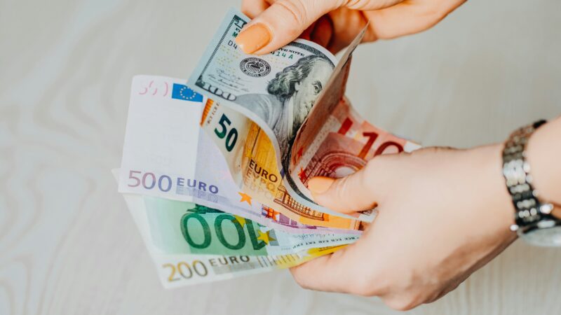 Netikėtas milijonierių prašymas valdžiai: siūlo įvesti naują mokestį turtingiesiems