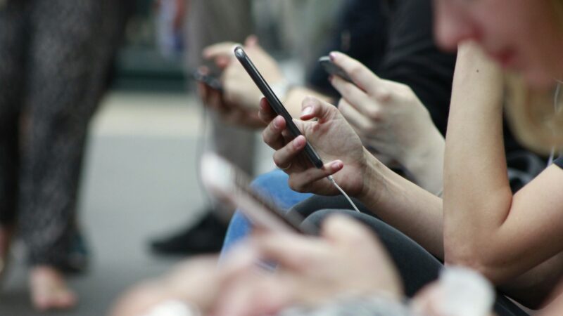 Telefonas tyliai keičia jūsų smegenis: mokslininkai įspėja apie poveikį, kurio daugelis net nepastebi