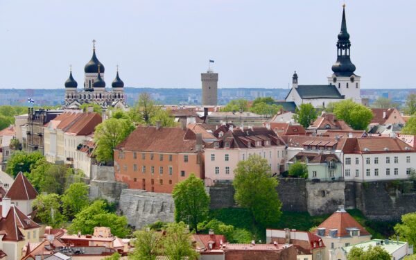 Estijos valdžiai už gynybą tenka mokėti brangiai: pakelti mokesčiai smogė premjero populiarumui