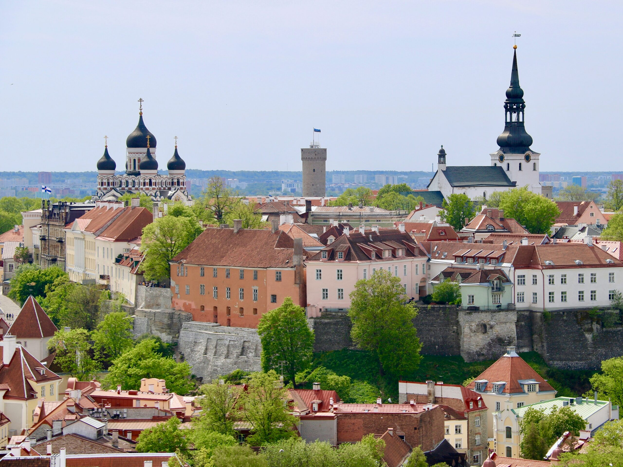 Estijos valdžiai už gynybą tenka mokėti brangiai: pakelti mokesčiai smogė premjero populiarumui