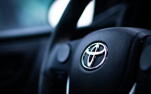 „Toyota“ ryžosi tam, kas anksčiau atrodė neįmanoma: elektromobiliui pasirinko konkurento BYD bateriją
