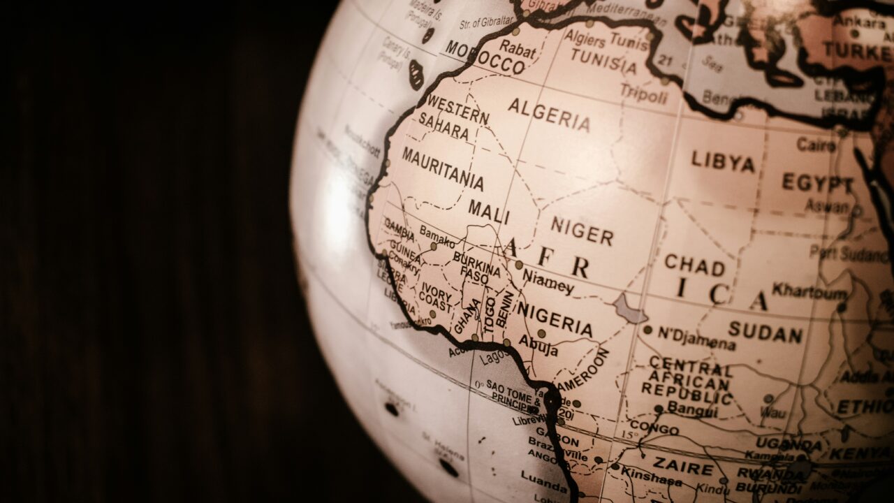 Afrika lėtai skyla į dvi dalis: mokslininkai aiškina, kur gali atsiverti naujas vandenynas