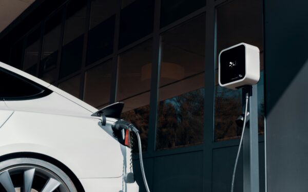 Trumpas išjuokė elektromobilių vairuotojus: ekspertai įspėja, kad JAV už tai gali sumokėti brangiai