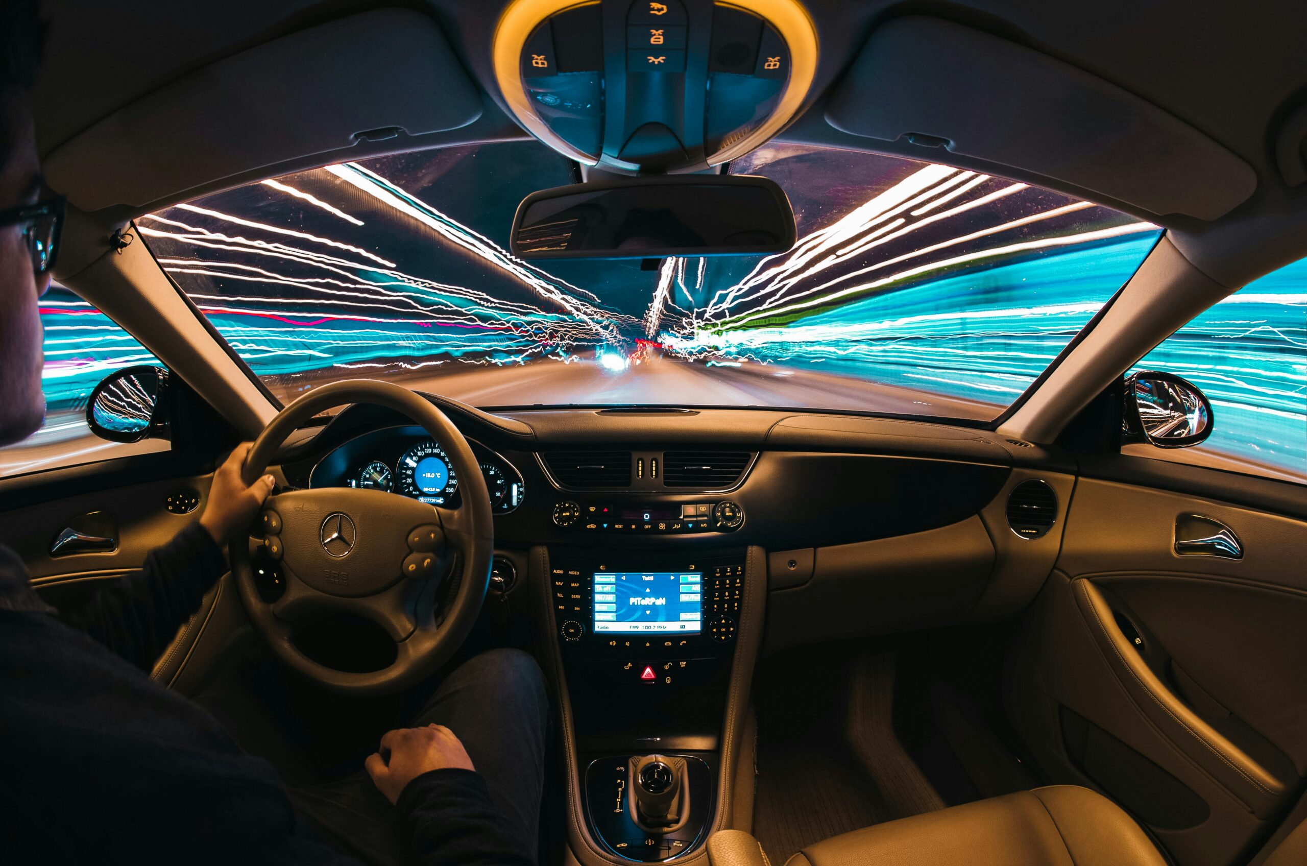 Šiuolaikiškas automobilio salonas. Unsplash nuotr