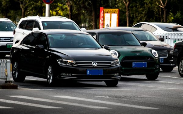 Kinijos elektromobilių proveržis įgauna pagreitį: DI, robotai ir 3 minučių baterijų keitimas stebina rinką