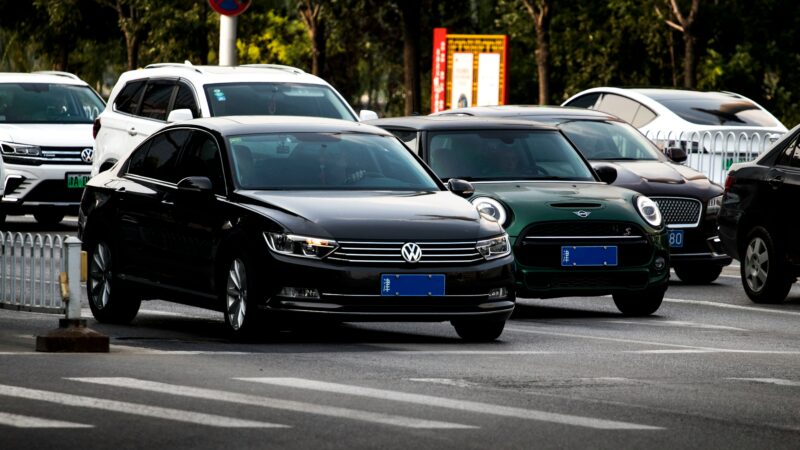 Kinijos elektromobilių proveržis įgauna pagreitį: DI, robotai ir 3 minučių baterijų keitimas stebina rinką
