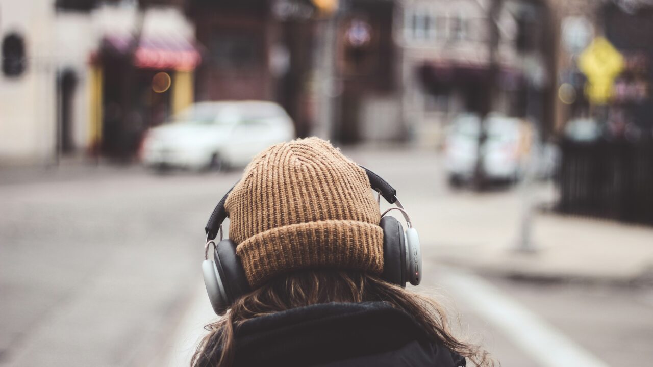 Muzika ausinėse gali kainuoti klausą: riba, kurią peržengiame to net nesuprasdami