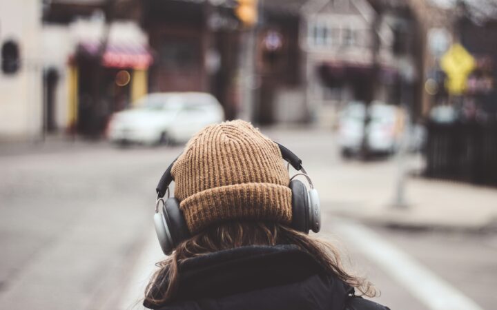 Muzika ausinėse gali kainuoti klausą: riba, kurią peržengiame to net nesuprasdami