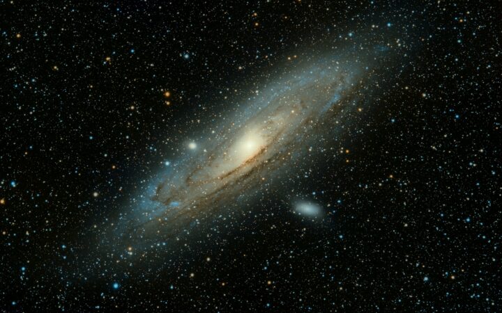 „James Webb“ teleskopas aptiko tai, ko neturėtų būti: astronomams iškilo rimtas Visatos galvosūkis