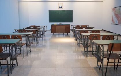Vaikas nenori į mokyklą ir skundžiasi pilvo skausmu? 7 dalykai, kuriuos šeimai verta aptarti jau dabar
