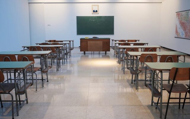 Vaikas nenori į mokyklą ir skundžiasi pilvo skausmu? 7 dalykai, kuriuos šeimai verta aptarti jau dabar