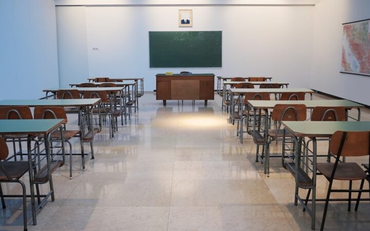 Vaikas nenori į mokyklą ir skundžiasi pilvo skausmu? 7 dalykai, kuriuos šeimai verta aptarti jau dabar