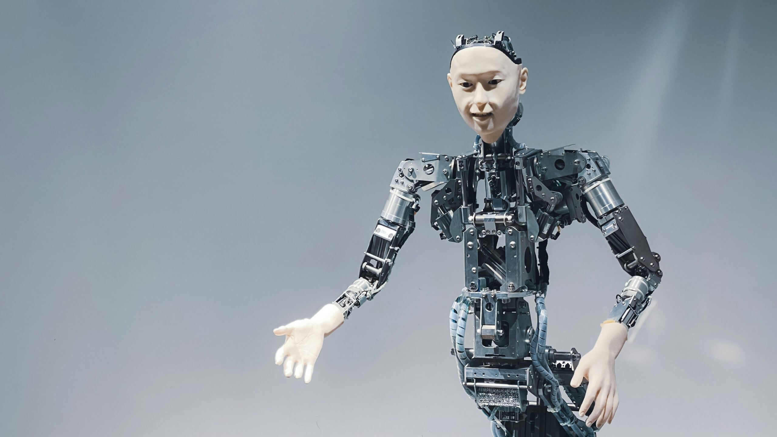 Liko vos keleri metai: garsus futuristas įvardijo, kada dirbtinis intelektas prilygs žmogui